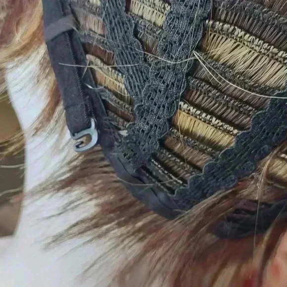 Short Synthetic full wig heavily highlighted - Picture 13 of 14